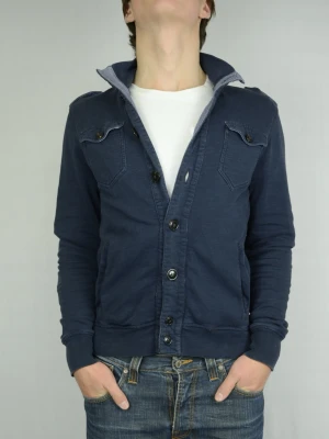 Woolrich cardigan  - WOOLRICH CARDIGAN Storlek : XS/S Passform : Passar S Användning : Tröjan är i ett fint skick utan defekter, möjligtvis lite faded färg Nypris : Cirka 2000SEK Modellen på bilden : 182CM och väger 77KG