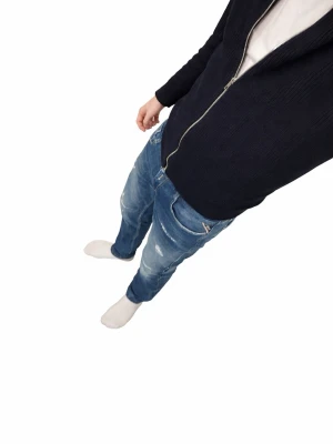 Replay Anbass jeans med slitningar - Säljer ett par blå jeans från Replay med slitna detaljer och distressed look. Jeansen har klassisk femficksdesign, normal passform och är tillverkade i jeansmaterial. Perfekta för dig som gillar en avslappnad och trendig stil. Storlek W30 L30. Anbass. Pris kan diskuteras vid smidig affär.