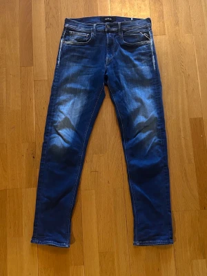 Replay jeans - Säljer nu ett par riktigt snygga och stilrena Replay jeans som är slim fit. Jeansen är i nyssick och nypris ligger runt 1800kr. Just denna modell går inte att få tag i butik. (Smutsig spegel)