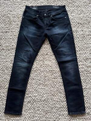 Dondup jeans - Tja säljer nu ett par Dondup jeans! Modell:- George, nya modellen med svart tag! Storlek:- 31. Skick:9/10, inga defekter allas! Om ni har några funderingar är det bara att höra av sig! 📩