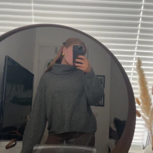 Stickad polotröja - Mysig grå stickad polotröja med bred krage och långa ärmar. Från HM