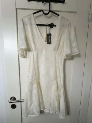 Studentklänning från boohoo - Jag säljer denna klänningen då den är för liten och den skulle va till studenten. Den är aldrig använd! Prislapp är på!