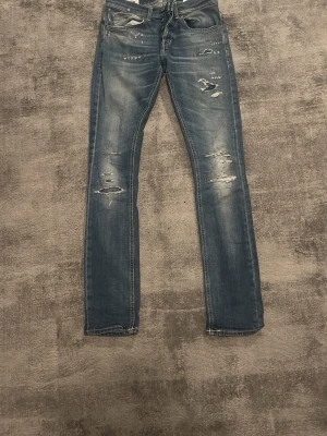 Don dup jeans - Snygga blå Don dup jeans i bra skick har dock en liten fläck men den går säckert att få bort