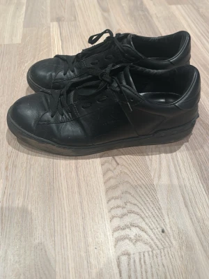 Valentino opens - Helsvarta valentino opens köpta här på plick för 2599 men slarvat bort box osv så därför de låga priset men också inte bästa skicket men en tvätt så ser dom bra ut hör av er vid frågor