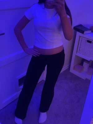 Tight T-shirt  - Jag säljer en vit tight T-shirt från Gina Tricot. Den skön, basic men passar också till de mesta outfits. Denna är i storlek S och kostar 80kr. Hör gärna av er om ni har frågor eller om ni vill ha fler bilder💕