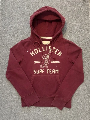 Vintage Hollister Hoodie - Säljer denna as snygga Hollister Hoodien | Mycket bra skick | Storlek S | Längd ≈ 62cm, Bredd armhåla-armhåla ≈ 52cm | Modell 175cm, 68kg | Hör av vid funderingar! 