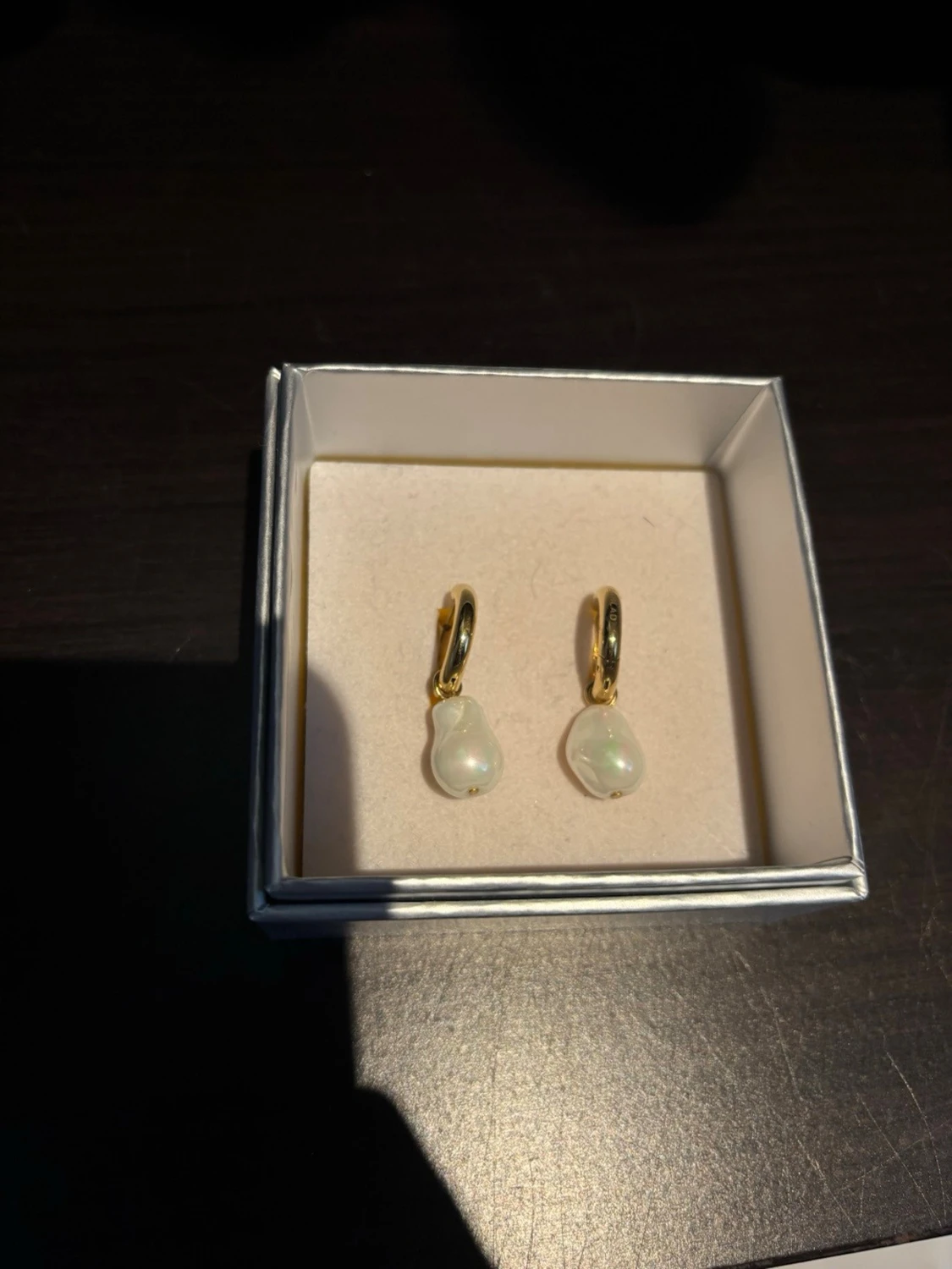 Guldörhängen med droppformade pärlor från Edblad  - 1