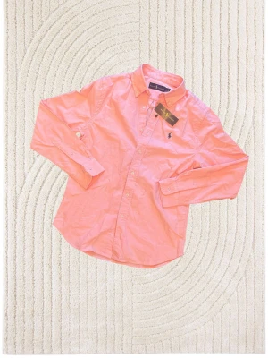 Snygg rosa skjorta  - Tjena säljer just denna riktig stilrena Skjortan perfekt nu till våren och sommaren!