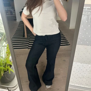 Mörkblå bootcut jeans - Säljer dessa as snygga mörkblå jeans från bikbok i storlek 34!! Mina favoritjeans, helt slutsålda på hemsidan men säljer då jag köpte två par😁