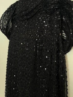 Svart glittrig långklänning med paljetter, fest, bröllop  - Helt ny med etikett på och aldrig använt det finns i storlekar från 36-42 