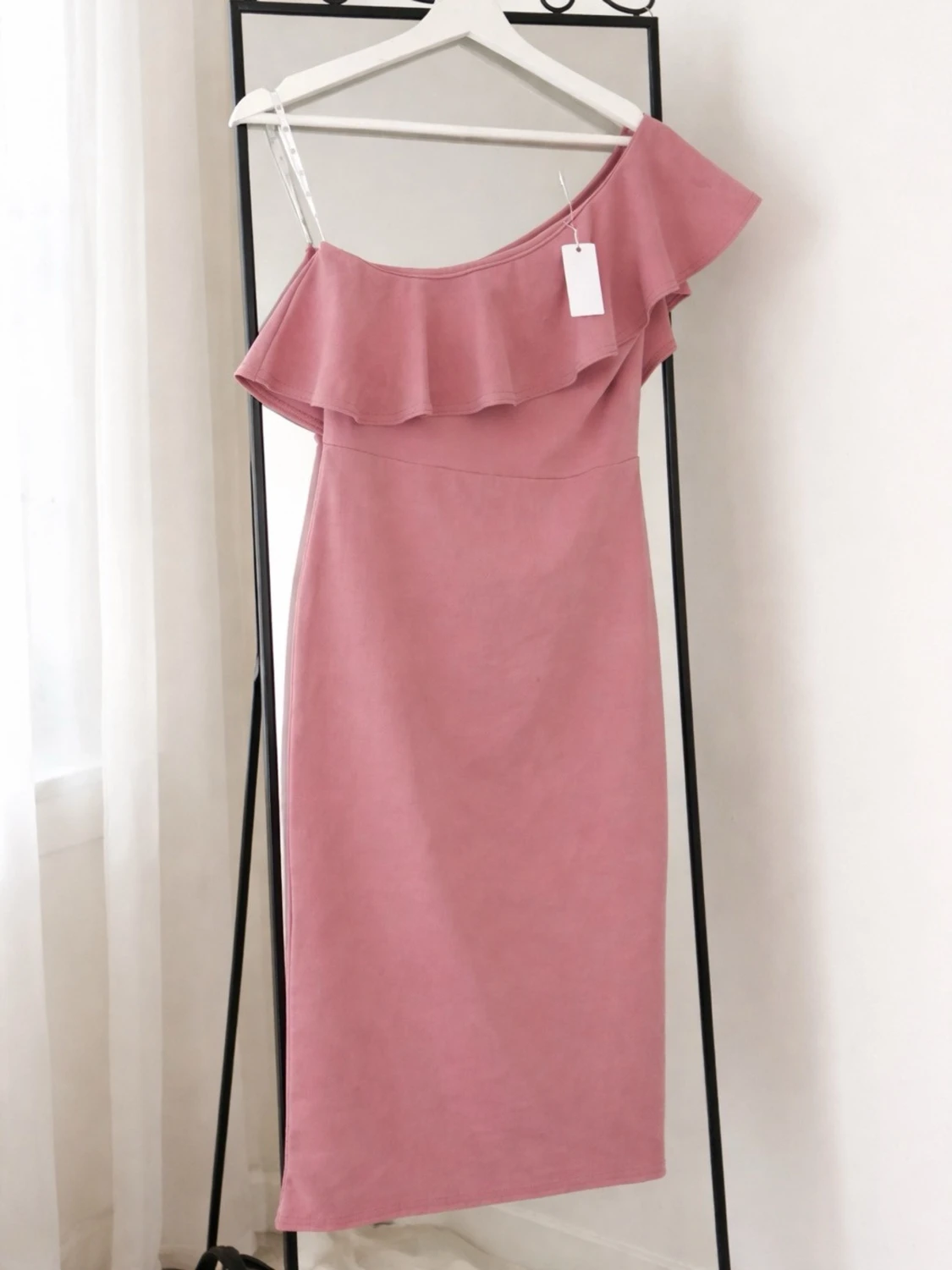 Rosa oneshoulder klänning med volang