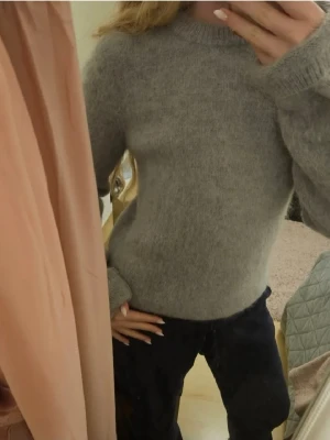 Grå stickad tröja från H&M Edition - Jag säljer en supermjuk, superfin och fluffig ljusgrå stickad tröja från New Edition i storlek xs. Rund halsringning och långa ärmar med ribbade muddar. Perfekt för att hålla dig varm och snygg under kyliga dagar. Använt endast en gång och i mycket bra skick. Nypris runt 600-700 kr. 💓