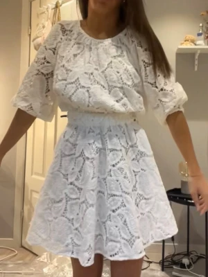 Maje klänning - Säljer min älskade studentklänning som är såååå himla snygg och unik!! Fortfarande såååå fint skick🤍🤍🤍köpte den i storlek 40 då de va den enda kvar men jag lämnade in till skräddare och passar nu mig som är allt från Xs-M!!