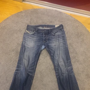 Diesel vintage Larkee blå jeans W32 L32 - Snygga blå Diesel Vintage Larkee jeans i regular straight fit. Size: L32 W32. Pris 499kr. Finns 1 skada vid fickan, dock så är de snyggt. Är öppen för bud
