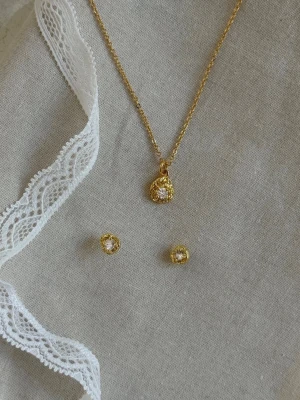 Örhängen och halsband - Säljer ett set från muli collection, nypris 800kr säljer för 450kr💓perfekta som present eller till sommaren, EJ ANVÄNDA