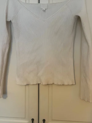 Vit stickad tröja  - Vit stickad tröja i storlek L eller XL 