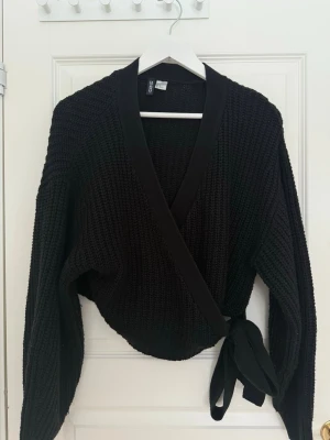 Svart omlott tröja - Använder ej! En svart omlott kofta från H&M. 