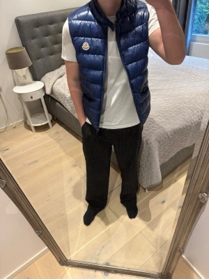 Blå väst gui Moncler - Snygg blå dunväst från Moncler gui! Fick denna fina västen i student present. Har använt ett fåtal gånger då den är lite för liten på mig. Storlek 1. Har tyvärr inte kvitto då jag fick den i student present!