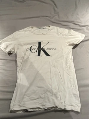 Vit Calvin Klein Jeans t-shirt - Lite slitet märke.