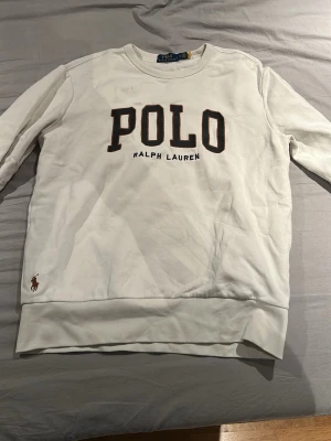 Vit sweatshirt från Polo Ralph Lauren - En fläck ovanför p och o. Annars väldigt bra skick