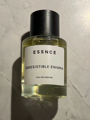 ESSNCE Irresistible Enigma parfym - En helt ny parfym från ESSNCE, aldrig använd. 