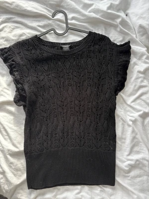Svart topp - Svart fest topp från Lindex, knappt använd, endast ett fåtal gånger! Den är i M men passar mig som vanligtvis använder xs-s