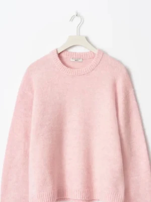 Ljusrosa stickad tröja från Zara - Jättefin och mjuk stickad tröja i en perfekt ljusrosa nyans. Tröjan har en lösare passform med nerhasade axelsömmar för en avslappnad look. Den ingår i Gina Tricots "Premium Quality"-kollektion då den innehåller ull, vilket gör den både varm och hållbar. 