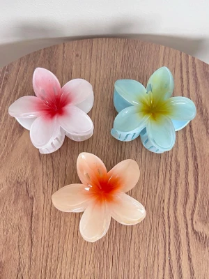 3st blommiga y2k-vibe trendiga hårklämmor - Supergulliga hårklämmor i trendig blomform 🌸✨ Helt nya och oanvända! Perfekta för att ge vilken outfit som helst en cute 00s/Y2K-touch. Supertrendiga 💖 Skickas snabbt vid snabbt köp!