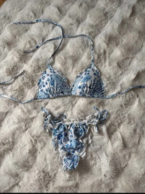 Bikini - Fin bikini från H&M, rätt använd men i fint skick fortfarande så känns synd att slänga! Underdelen är i 34 och överdelen har ingen lapp men gissar på 34 också då den är för liten för mig😚