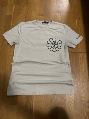 Chrome Hearts - T shirt  -  Nästan helt ny, knappt använd. Premiumkvalitet med mjukt och hållbart material (95% bomull). Stilren beige färg med klassisk Chrome Hearts-design. Storlek L, normal passform.  Skicket är utmärkt   Storlek - L 