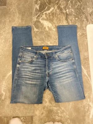 Jack & Jones jeans - Ljus blåa jeans ifrån Jack and Jones med en snygg tvätt. Jeansen är använda en gång och i modellen slim/glen. Storlek w31 L30
