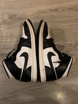 Svarta och vita Air Jordan 1 High - Säljer ett par Air Jordan 1 High, då de ej är min stil. De är använda men har mycket mer framför sig. Nypris är 2800kr har jag för mig. Priset jag satt är inte hugget i sten heller, så det går att diskutera. Kom privat vid fler frågor!