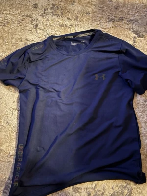 Blå Under Armour kompression-tshirt - Fick tröjan som en present användes 1 gång säljer för den inte passar pris kan diskutera 