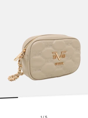 Beige axelväska från V1969 Italia - Ordinarie pris 1300 kronor, designer väska, stilren, nytt skick , bra pris, kan det bli bättre? Finns i svart också pris varierar från färger. 