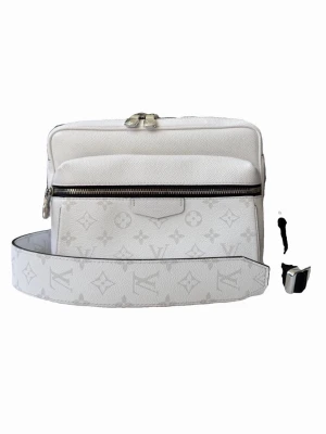 Vit Louis Vuitton väska - Snygg vit handväska från Louis Vuitton med klassiskt monogrammönster i ljusgrått. Väskan har en bred axelrem, silverfärgade metalldetaljer och dragkedja framtill. Tillverkad i tåligt läder med strukturerad yta och modern, boxig form.