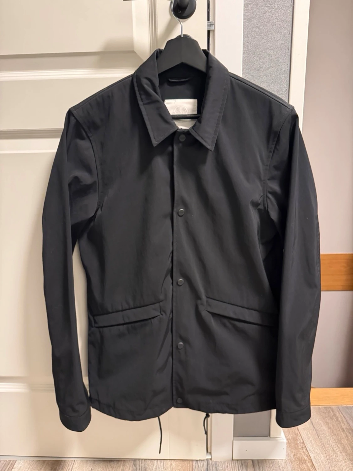 Svart vindjacka med krage