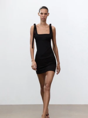 Svart kort klänning med knytband - Så snygg svart klänning från Zara!! Passar till allt. 