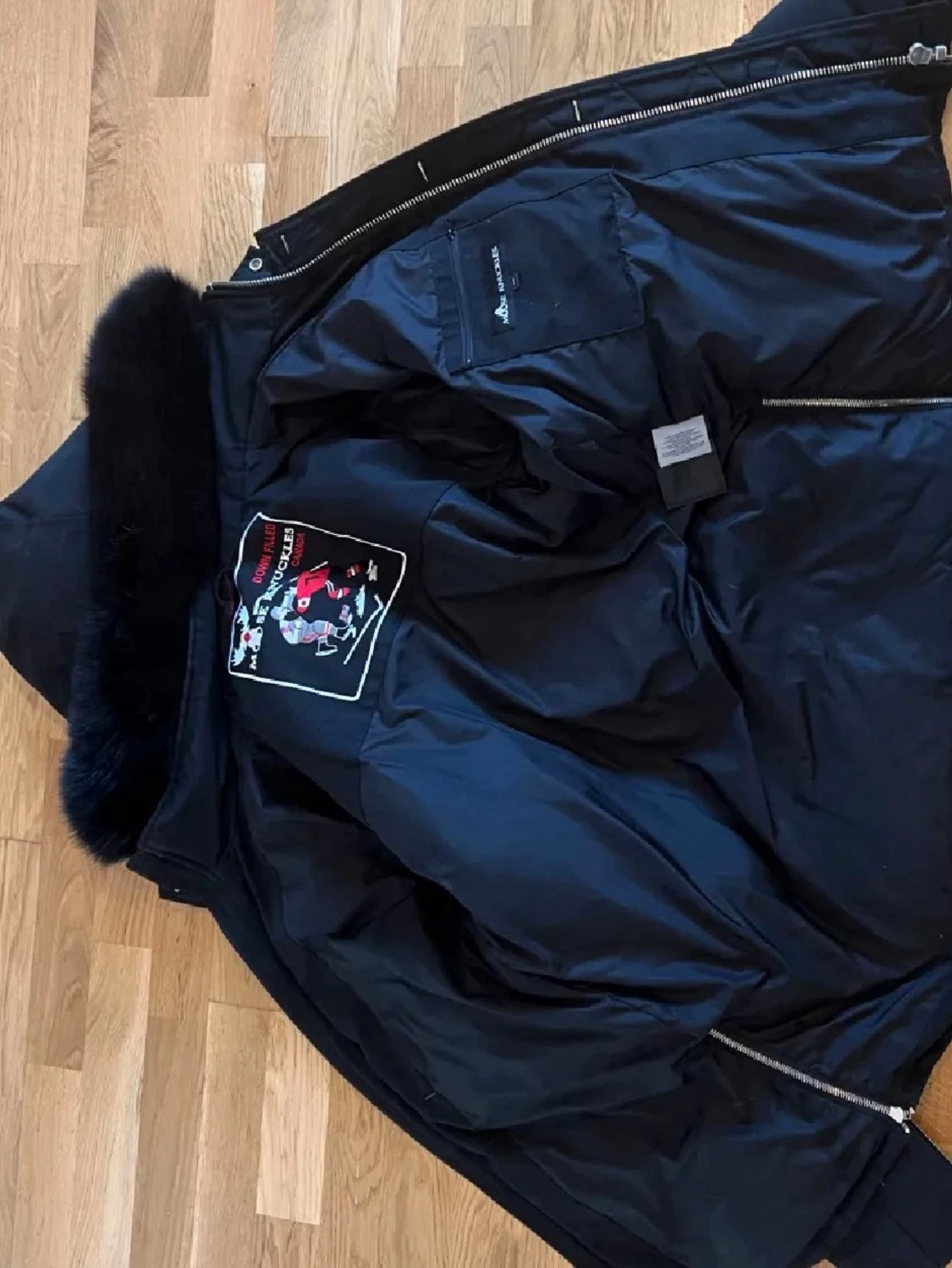 Svart dunjacka från Moose Knuckles