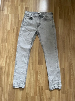 Gråa gant jeans - 📊Färg: grå                                                               📏Storlek: 164/14 år                                         ♻️Skick: 10/10, inga defekter                               🧵Material: Jeans                                               Använda några gånger bara, köpta från ni i Stockholm, kan frakta med Nk påse!