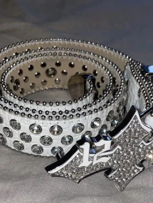 Vitt bälte med rhinestones - Snyggt vitt bälte med glittrande strass