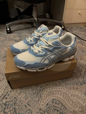 ASICS GEL Blå - Säljer mina blåa Asics Gel. De är i jättefint skick och har bara använts 1 gång. Tyvärr är de lite för stora för mig, därför säljer jag dem vidare.