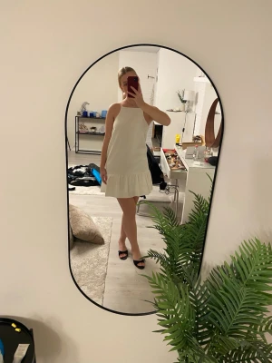 Vit klänning - Superfin vit klänning, kan användas till både student men såklart annat också🤍Skulle tro att den är storlek 36🤍