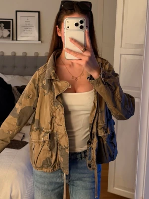 Camoflauge vindjacka från G-star - Säljer min fina Camoflauge jacka från G- Star. Passar mig som är xs/s. Pris kan diskuteras!!!