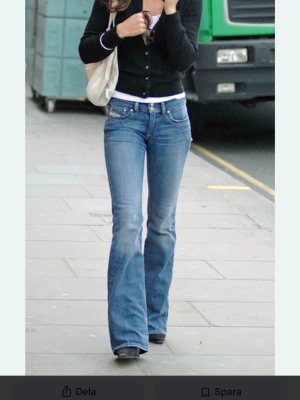 Jeans diesel  - Världens snyggaste jeans från Diesel  som tyvärr är för små för mig. Low waiat med dubbel knapp i midjan. Väldigt lite använda! W 29 mäter 36cm tvärs över midjan. 79cm innerbensmått. 