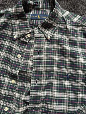skjorta Ralph Lauren - Klassisk rutig skjorta från Ralph Lauren i grönt,  Andvänd fåtal gånger. Storlek s/m