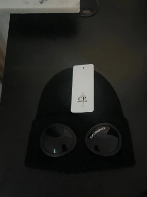 Svart mössa med goggles från C.P. Company - Helt ny. Fraktas samma dag eller dagen efter😁