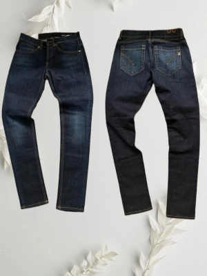 Dondup George  - Schyssta Dondup G jeans som är skinny. Dessa jeans har inga defekter och är väldigt passande till dig som vill ha en stilig outfit        Mått:                                                                    Innerlår längd 82cm                                      Totala Längden 105cm.                                    Ben öppning  16cm
