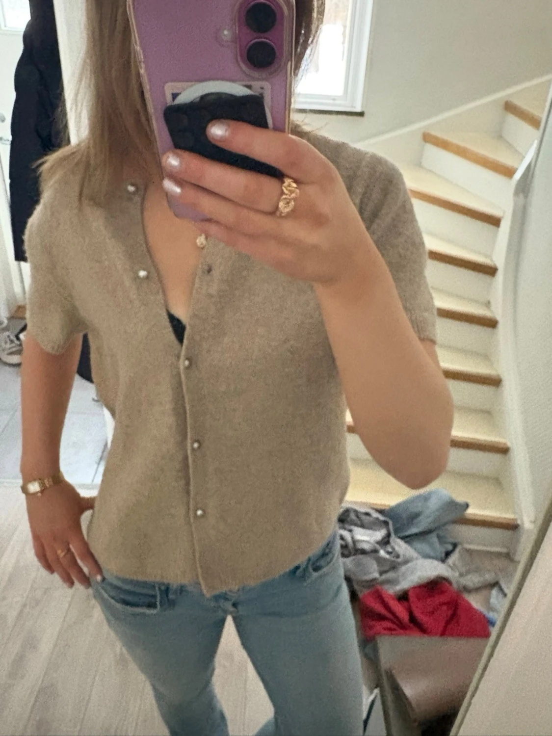 Beige kortärmad kofta med pärlknappar