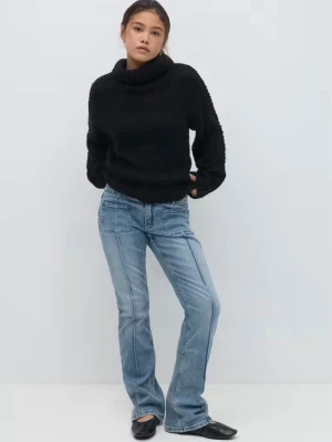 Blå bootcut jeans med fickor - Säljer ett par ljusblå bootcut jeans med markerade sömmar och stora fickor framtill. Jeansen har en avslappnad passform och är tillverkade i klassisk denim. Perfekta för dig som gillar en cool och trendig look.