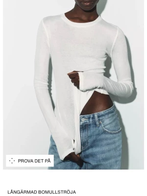 Vit långärmad bomullströja - Säljer en populär vit, tunn och långärmad tröja i bomull med rund halsringning från Zara